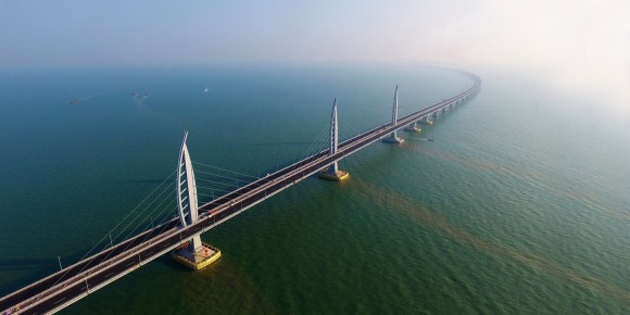 В Китае открыли самый длинный автомобильный мост в мире Длина моста составляет 55 км, он связывает три приморских города в Китае — Гонконг, Чжухай и&nbsp;Макао.